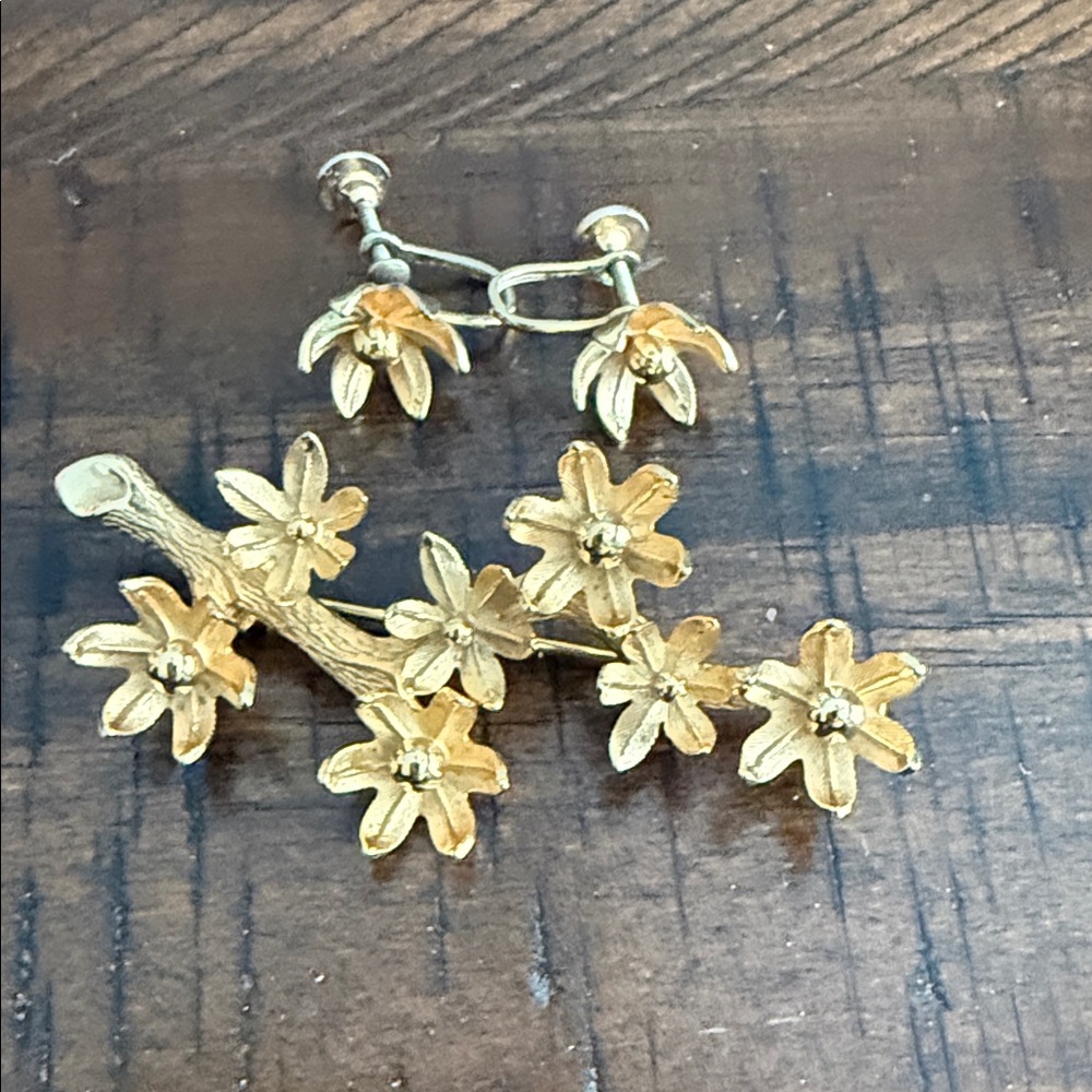 Vintage Giovanni Gold Tone Floral Brooch and Earrings Set